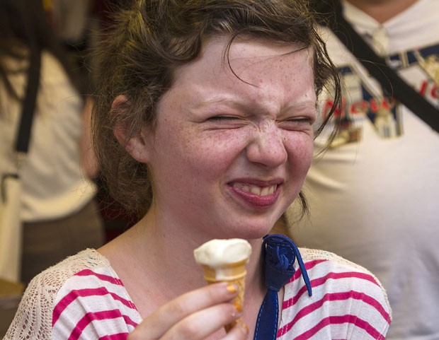 A americana Lily Diamond fez careta ao provar um sorvete feito de cebola e cogumelos ao degustar a iguaria na Times Square, em Nova York, durante o Dia Nacional do Sorvete, comemorado no domingo (21) nos EUA (Foto: Zoran Milich/Reuters)