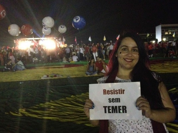 A oficial de chancelaria Elisa Mendes se juntou ao protesto embora discorde de medidas do governo Dilma (Foto: Alexandre Bastos/G1)