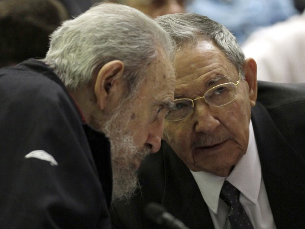 Fidel Castro e Raúl Castro participam da Assembleia Naciona neste domingo (24), em Cuba (Foto: AP foto/Ismael Francisco, Cubadebate)