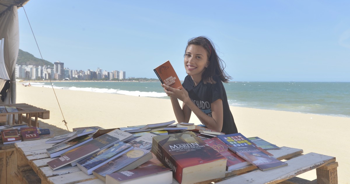Jovem monta biblioteca pública em praia de Vila Velha, ES - Globo.com