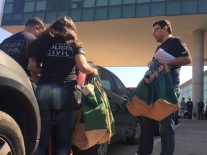Policiais civis deixam Câmara Legislativa com computadores e documentos apreendidos em gabinetes de parlamentares (Foto: Alexandre Bastos/G1) Policiais civis deixam Câmara Legislativa com computadores e documentos apreendidos em gabinetes de parlamentares (Foto: Alexandre Bastos/G1)
