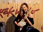 Tainá Müller ganha guitarra no Rock in Rio e mostra que leva jeito 
