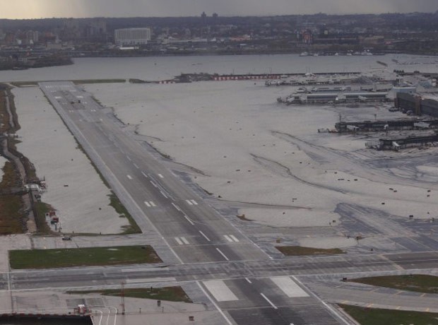 Aeroporto de LaGuardia, em Nova York, ainda alagado nesta quarta-feira (31) (Foto: Reuters)