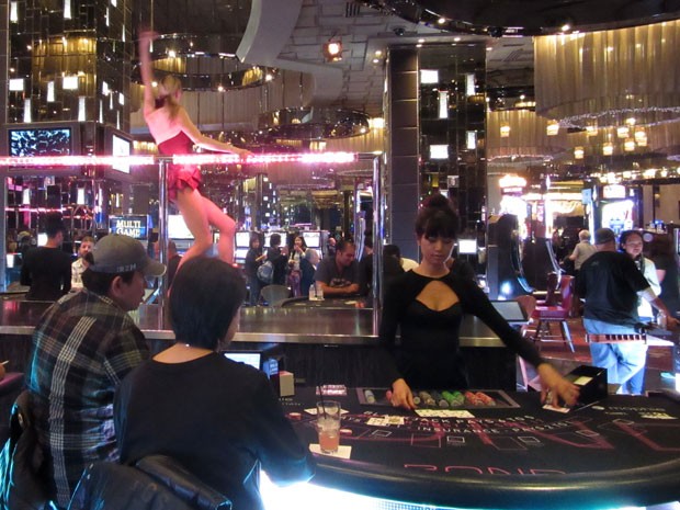 Mulher dança em cima de balcão no cassino do hotel Cosmopolitan, em Las Vegas (Foto: Flávia Mantovani/G1)