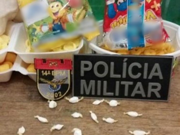 Policiais apreenderam 24 pinos de cocaína dentro de dois pacotes de salgadinho na Cadeia de Serra Talhada (Foto: Divulgação/PM)