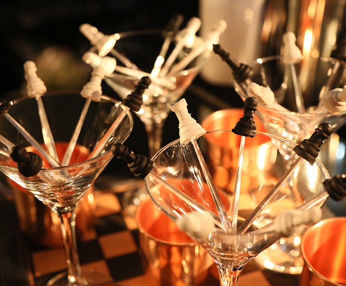 Peças de xadrez enfeitam as taças dos drinks (Foto: Isabella Pinheiro/Gshow)