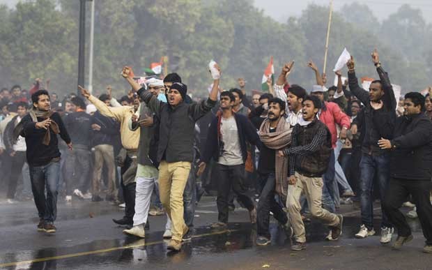 Manifestantes protestam neste domingo (23) contra o estupro de estudante de 23 anos em ônibus, em Nova Délhi, Índia (Foto: AP)