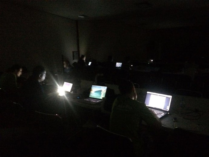 Jornalistas trabalham no escuro durante evento-teste no Maria Lenk (Foto: Fabrício Marques)