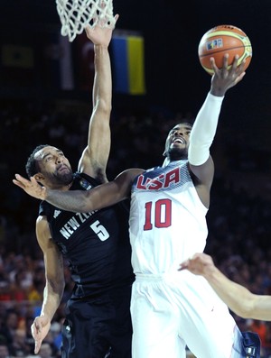 Kyre Irving disputa jogada com atleta da Nova Zelandia (Foto: AFP) Kyre Irving disputa jogada com atleta da Nova Zelandia (Foto: AFP)
