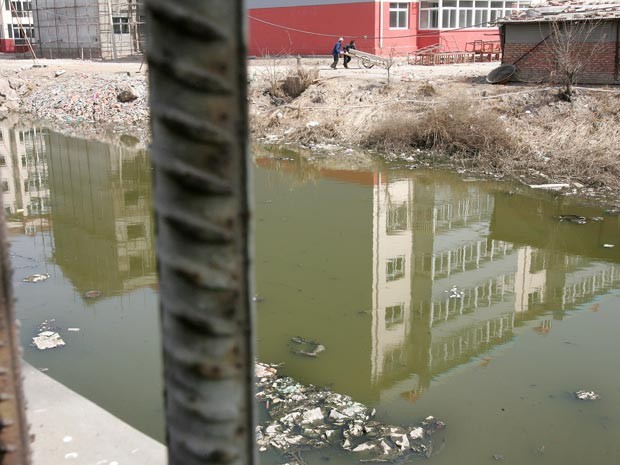Rio poluído em Luikuaizhuang, na China (Foto: AFP/Frederic J. Brown/Arquivo)