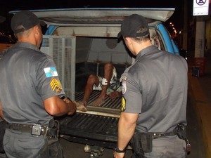 Pai foi contido por quatro homens e detido em seguida em Itaperuna (Foto: Renato Freitas/Blog Adilson Ribeiro)