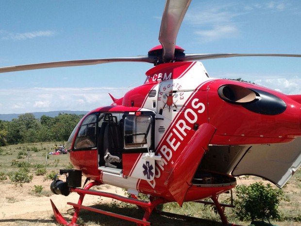 Helicóptero do Corpo de Bombeiros do Distrito Federal usado no resgate de vítima de acidente de parapente, em Formosa (GO) (Foto: Corpo de Bombeiros/Divulgação)