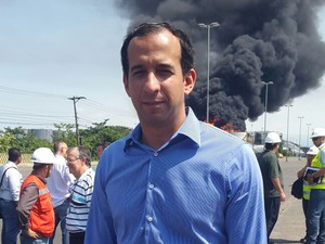 Paulo Alexandre Barbosa afirma que todos os recursos estão sendo empregados no incêndio (Foto: Rafaella Mendes / G1)