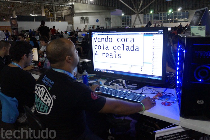 Phillipe resolveu fazer concorrência e vender bebida mais barata no evento (Foto: TechTudo/Melissa Cruz) Phillipe resolveu fazer concorrência e vender bebida mais barata no evento (Foto: TechTudo/Melissa Cruz)
