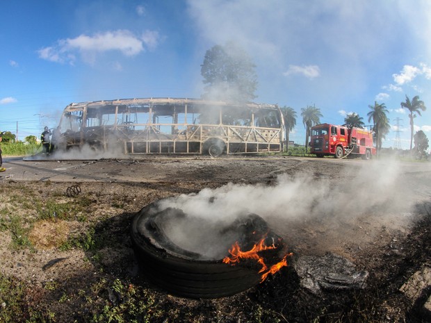 Ônibus e moto pegam fogo e ficam totalmente destruídos na BR-232 (Foto: Aldo Carneiro/Pernambuco Press)