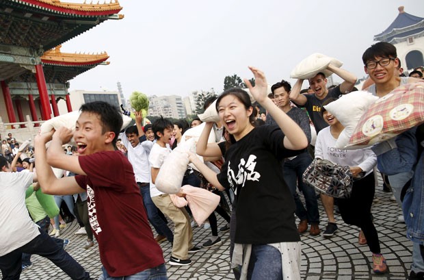 Participantes durante guerra de travesseiros em Taipei, em Taiwan (Foto: Tyrone Siu/Reuters)