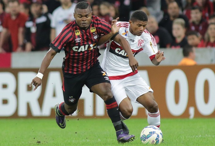 Atlético-PR é soberano em jogos contra o Flamengo na Arena da Baixada  (Foto: Giuliano Gomes / Agência PR PRESS)