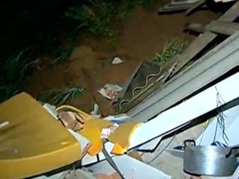 Casa ficou destruída com o deslizamento de terra (Foto: Reprodução/RBS TV)