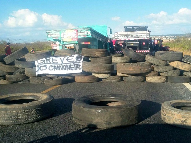 Caminhoneiros bloqueiam trecho da BR-222 em protesto no Ceará (Foto: Polícia Rodoviária Federal/ Divulgação)