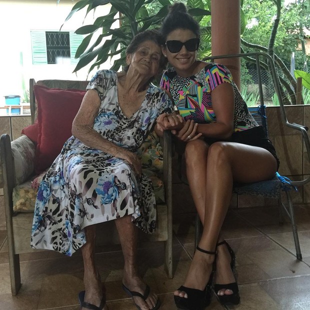 Paula Fernandes com a avó (Foto: Instagram / Reprodução)