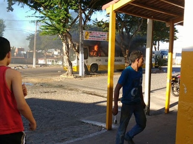 ônibus da empresa Guanabara foi incendiado na Cidade da Esperança, Zona Oeste de Natal (Foto: PM/Divulgação)