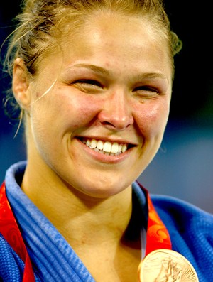 Ronda Rousey com a medalha olímpica 2008 (Foto: Getty Images)