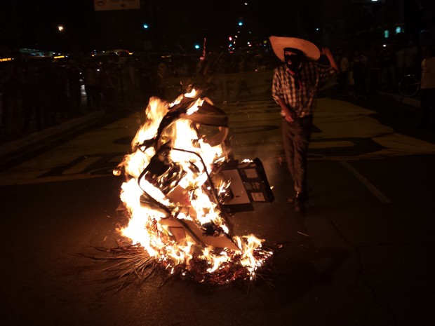 Como em outros protestos do "Tarifa Zero", manifestantes atearam fogo em roleta de ônibus (Foto: Pedro Ângelo/G1)