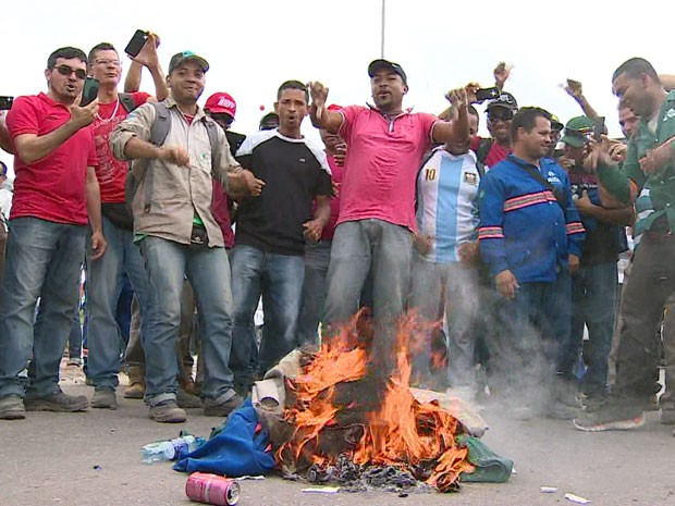 Durante protesto em Suape, trabalhadores atearam fogo a uniformes (Foto: Reprodução/TV Globo)