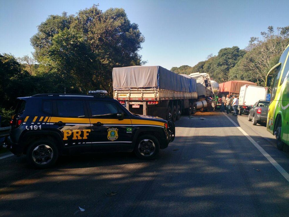 Acidente envolveu três caminhões e quatro carros, segundo a polícia (Foto: Divulgação/PRF)