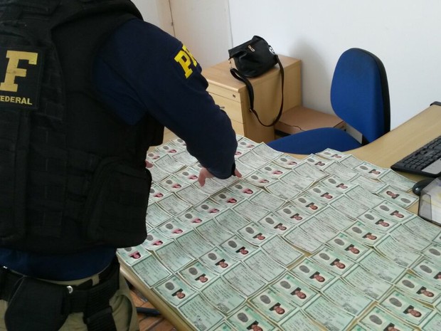 Mais de 64 documentos falsos foram apreendidos na via Dutra (Foto: Divulgação/PRF)