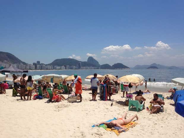 De topless, mulher pega sol na areia do Posto 6 (Foto: José Raphael Berrêdo / G1)
