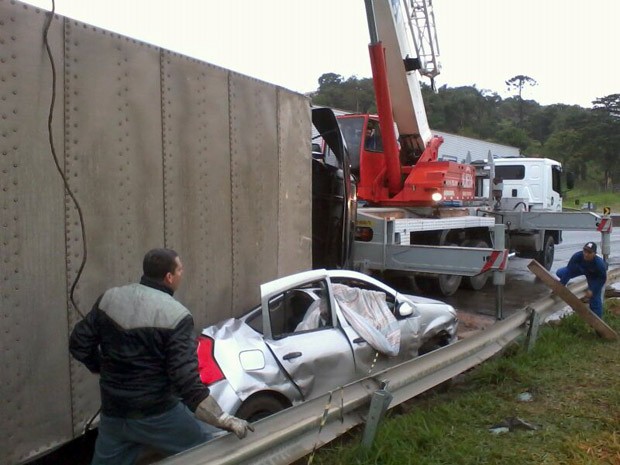 Caminhão baú tomba sobre carro e mulher morre na Fernão Dias (Foto: Reprodução EPTV)