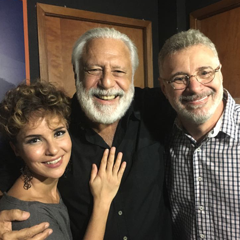 Amanda Costa e Tadeu Aguiar receberam Antonio Fagundes na plateia de “Bibi, uma vida em musical” (Foto: Reprodução)