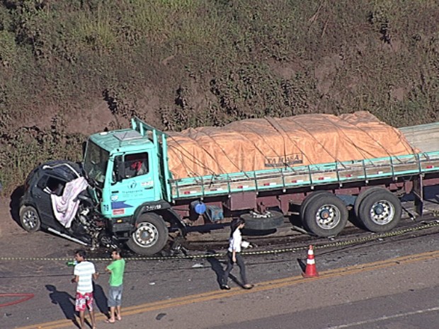 Os dois veículos bateram de frente na BR-040 (Foto: Reprodução/TV Globo)