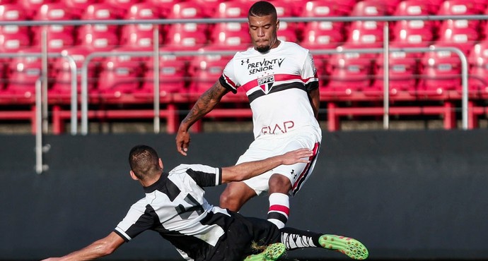 Lateral-esquerdo Júnior, do time sub-20, pode subir para o profissional do São Paulo (Foto: Miguel Schincariol)