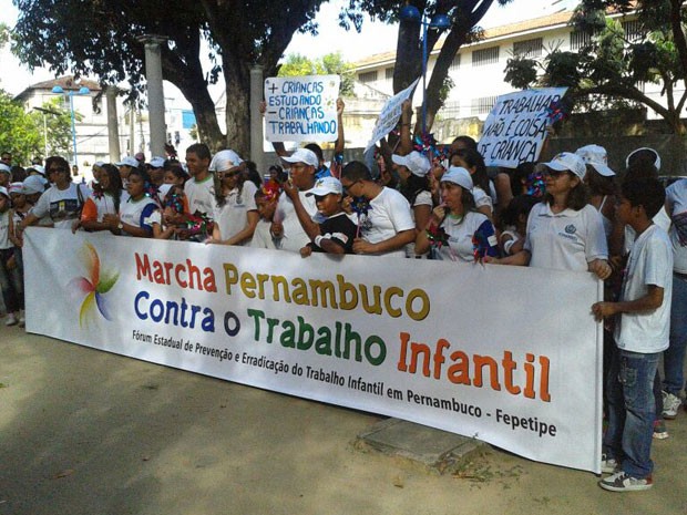 Caminhada é organizada pela pelo Fórum de Prevenção e Erradicação do Trabalho Infantil em Pernambuco (Fetatipe) (Foto: Lorena Aquino/G1)