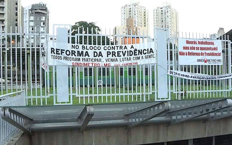 Cartazes com dizeres contra a Reforma da Previdência na grade da Estação Central do metrô de Belo Horizonte. (Foto: Reprodução/TV Globo)