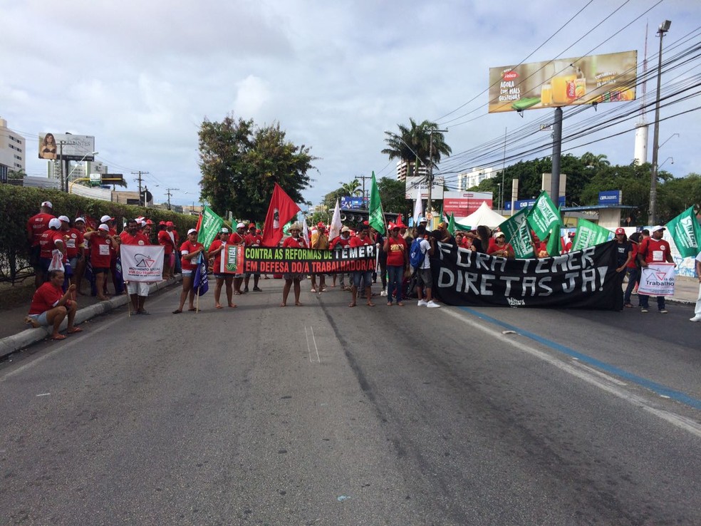 Integrantes de sindicatos e movimentos sociais levaram faixas em protesto em Maceió contra o governo de Michel Temer (Foto: Michelle Farias/G1)