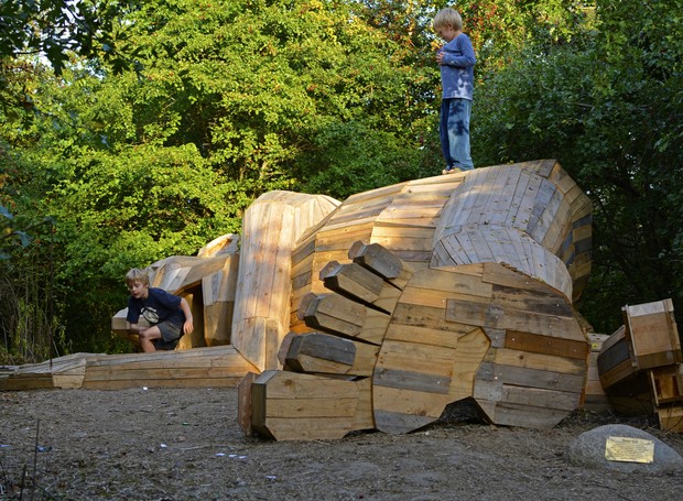 Com madeira reciclada, artista cria gigantescas esculturas de