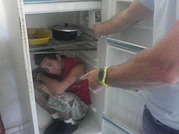 Homem se escondeu em geladeira ao ser procurado pela polícia (Foto: Divulgação/Polícia Civil)