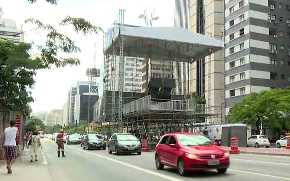 Palco da festa do Reveillón está sendo montado na Avenida Paulista (Foto: GloboNews/Reprodução)