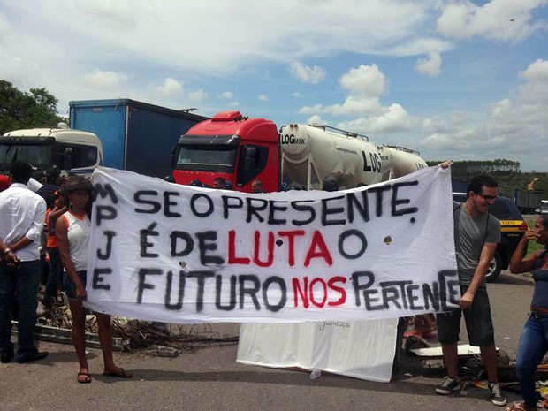 Professores, estudantes e pais de alunos participam da manifestação (Foto: Fábio Toledo/Entre Rios Notícias)