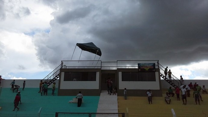 Ventania arranca tenda no estádio Rezendão, em Gurupi (Foto: Gil Correia/Arquivo Pessoal)