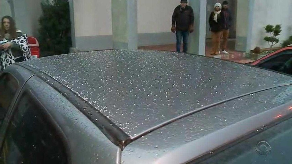Flocos de neve granular sobre capô de carro em São José dos Ausentes (Foto: Reprodução/RBS TV)