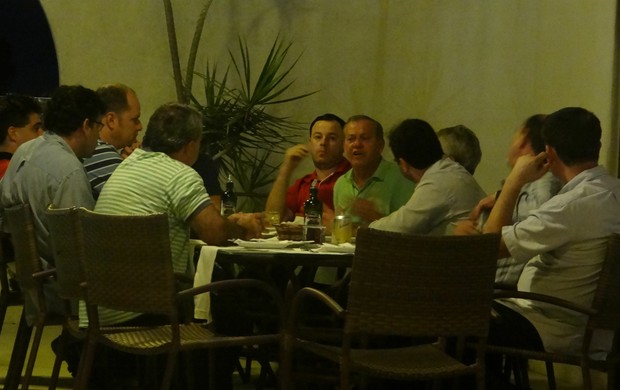 Conselheiros do CSA se reúnem em restaurante para definir o novo do candidato à presidência (Foto: Denison Roma/ CSA)
