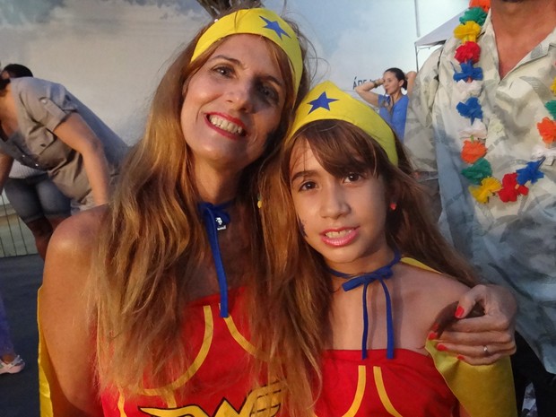Ely Brasil e a filha Natália, de 10 anos, estão brincando carnaval fantasiadas desde quinta e prometem ir ate a terça (Foto: Katherine Coutinho/G1)