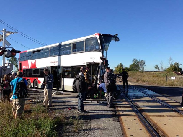 Ônibus colite com trem em Ottawa, no Canadá, nesta quarta-feira (18) (Foto: The Canadian Press, Terry Pedwell/ AP)