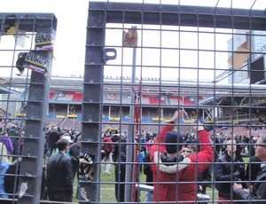 Torcedores cortam a rede do gol do Rasunda para levar de lembrança do estádio que será demolido em janeiro (Foto: Rafael Maranhão / Globoesporte.com)