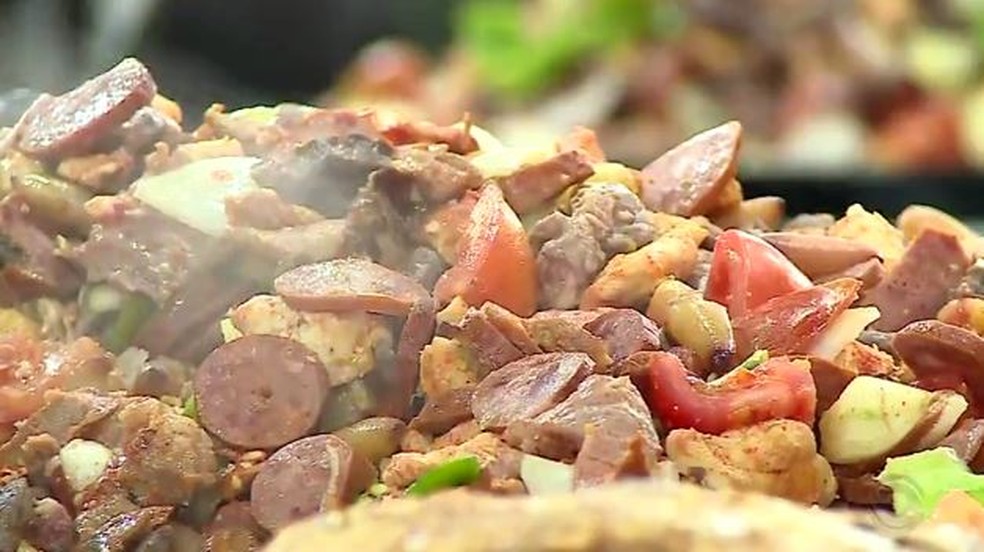 Festa tem pratos feitos a base de pinh&atilde;o, com o entrevero (Foto: Reprodu&ccedil;&atilde;o/RBS TV)