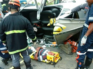 Motorista sobrevive após bater em dois carros, um caminhão e capotar (Foto: Ronildo Brito/Teixeira News) Motorista sobrevive após bater em dois carros, um caminhão e capotar (Foto: Ronildo Brito/Teixeira News)